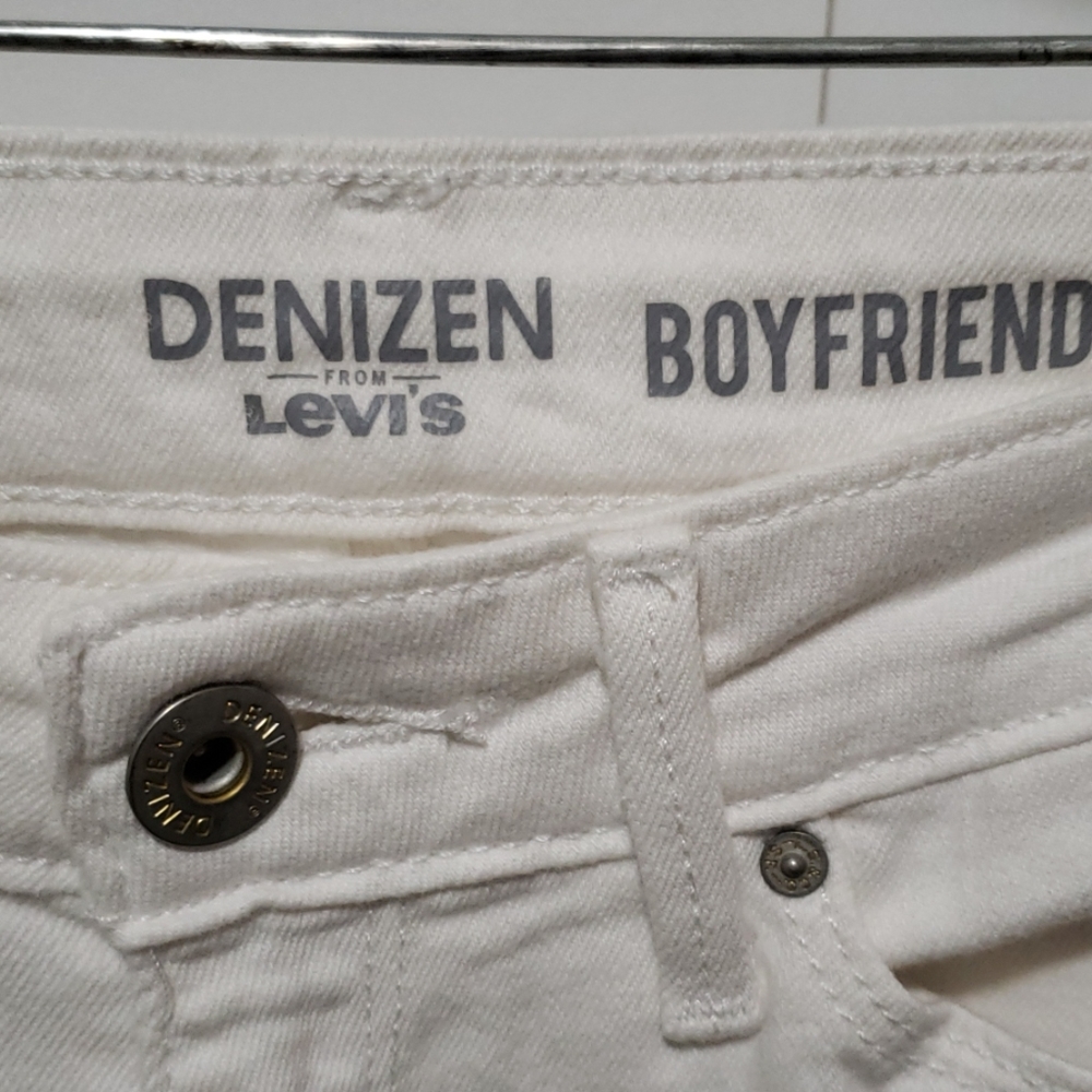 Levi's Denizen cropped, distressed,boyfriend jeans